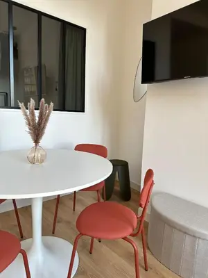 Télévision ou salle de divertissement dans l'établissement Suite Nova 4 personnes - Vue Hôtel de Ville - à quelques minutes du centre-ville de Charleville-Mézières