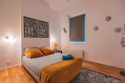 Un ou plusieurs lits dans un hébergement de l'établissement Stuart elegance with Cathedral view, Ideal for Families