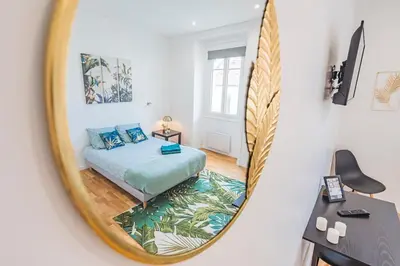 Télévision ou salle de divertissement dans l'établissement Stuart elegance with Cathedral view, Ideal for Families