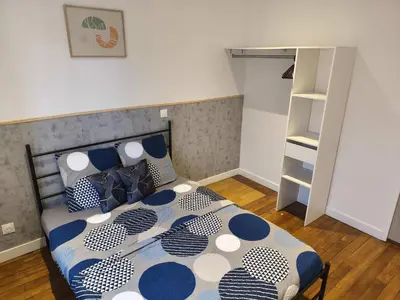 Un ou plusieurs lits dans un hébergement de l'établissement Appartement budget avec parking au centre-ville