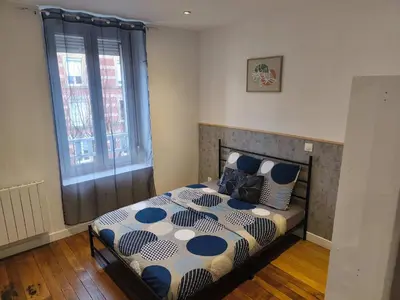 Un ou plusieurs lits dans un hébergement de l'établissement Appartement budget avec parking au centre-ville
