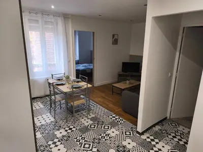 Cuisine ou kitchenette dans l'établissement Appartement budget avec parking au centre-ville