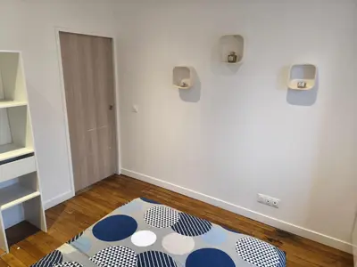 Un ou plusieurs lits dans un hébergement de l'établissement Appartement budget avec parking au centre-ville