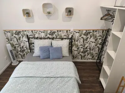Un ou plusieurs lits dans un hébergement de l'établissement Budget Studio avec Parking