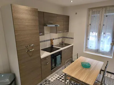 Cuisine ou kitchenette dans l'établissement Budget Studio avec Parking