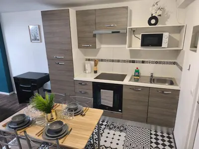 Cuisine ou kitchenette dans l'établissement Downtown Apartment with Garage Parking