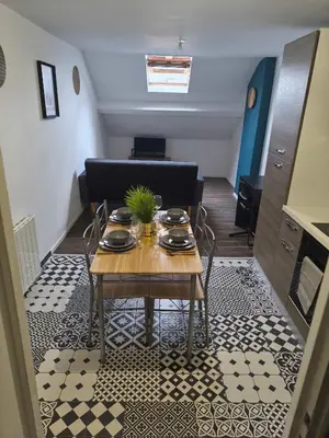 Cuisine ou kitchenette dans l'établissement Downtown Apartment with Garage Parking
