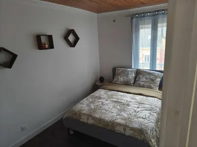 Un ou plusieurs lits dans un hébergement de l'établissement Downtown Apartment with Garage Parking