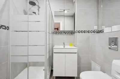 Salle de bains dans l'établissement Cozy Studio avec Parking Charleville