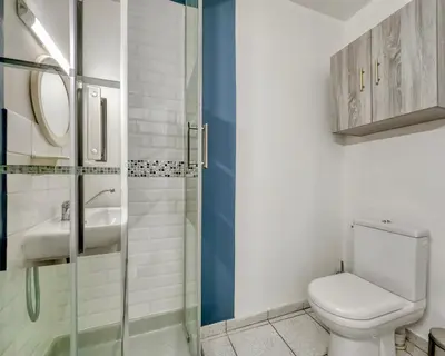 Salle de bains dans l'établissement Le Clemenceau 1