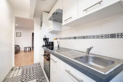 Cuisine ou kitchenette dans l'établissement Studio Chic avec parking au centre ville