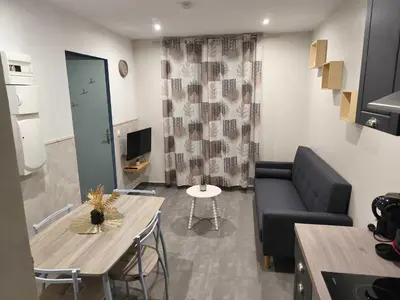 Coin salon dans l'établissement Appartement RDC avec parking au centre-ville