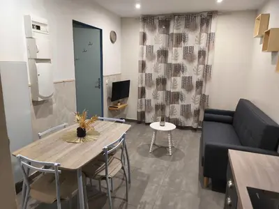 Coin salon dans l'établissement Appartement RDC avec parking au centre-ville