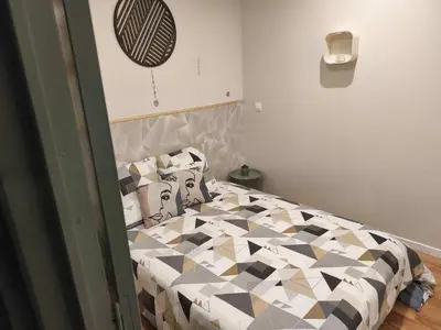 Un ou plusieurs lits dans un hébergement de l'établissement Appartement RDC avec parking au centre-ville