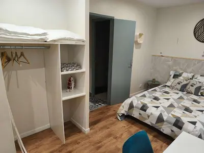 Un ou plusieurs lits dans un hébergement de l'établissement Appartement RDC avec parking au centre-ville