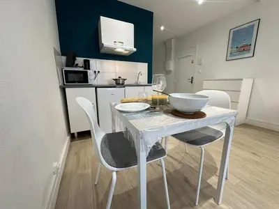 Cuisine ou kitchenette dans l'établissement C Helsinki - Studio cosy près du centre-ville