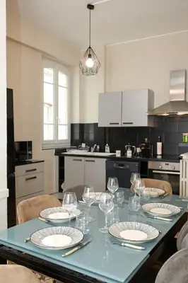 Cuisine ou kitchenette dans l'établissement HYPER CENTRE 2 CHAMBRES 70m2 6 PERSONNES