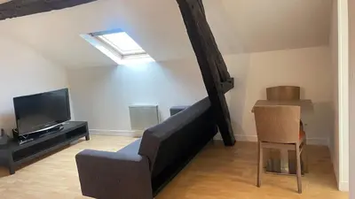 Télévision ou salle de divertissement dans l'établissement Studio 3 Apartment with Unique Cathedral View
