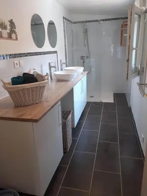 Salle de bains dans l'établissement L'Avre de Roye