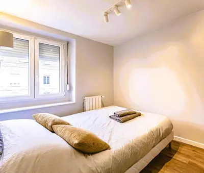Un ou plusieurs lits dans un hébergement de l'établissement L'arc en Ciel - Appartement paisible à proximité de la Cathédrale