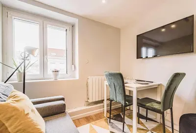 Télévision ou salle de divertissement dans l'établissement L'arc en Ciel - Appartement paisible à proximité de la Cathédrale