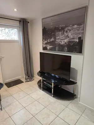 Télévision ou salle de divertissement dans l'établissement La randonnée des vignobles