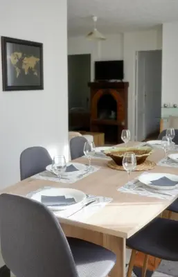 Télévision ou salle de divertissement dans l'établissement Le 33 Green Stay