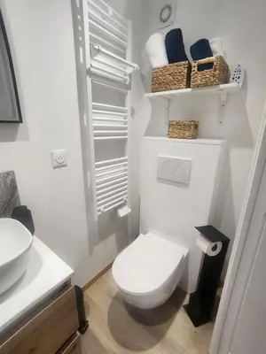 Salle de bains dans l'établissement Suite R&B avec Terrasse -5 mins gare - Rue calme dans centre ville