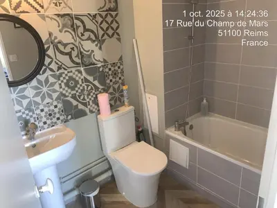 Salle de bains dans l'établissement studio neuf champ de mars 18