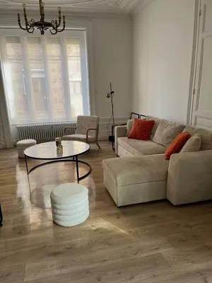 Coin salon dans l'établissement Maison cosy avec jardin privé hypercentre Charleville-Mézières à deux pas de la Place Ducale