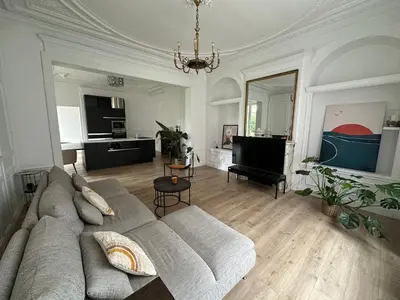 Coin salon dans l'établissement Maison cosy avec jardin privé hypercentre Charleville-Mézières à deux pas de la Place Ducale