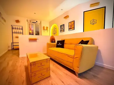 Coin salon dans l'établissement L'Ecrin de Clicquot, studio cosy au cœur d'Epernay