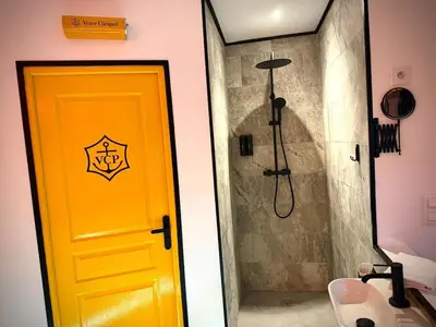 Salle de bains dans l'établissement L'Ecrin de Clicquot, studio cosy au cœur d'Epernay