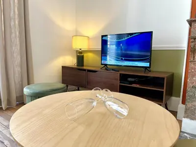 Télévision ou salle de divertissement dans l'établissement City Break des Sacres de Reims Forum