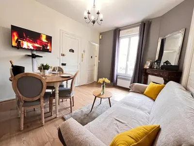 Télévision ou salle de divertissement dans l'établissement E - La bulle de champagne T3 proche centre-ville