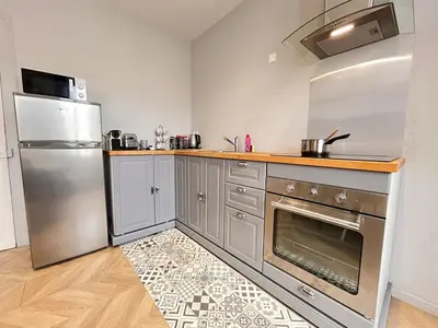 Cuisine ou kitchenette dans l'établissement E - Le secret de Louise T2 avec balcon au centre