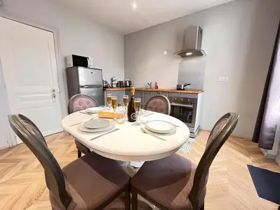 Cuisine ou kitchenette dans l'établissement E - Le secret de Louise T2 avec balcon au centre