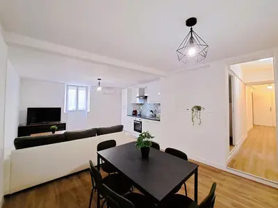 Télévision ou salle de divertissement dans l'établissement Turin - Charme et confort au cœur de Reims