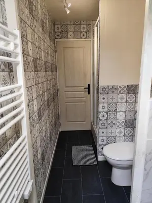 Salle de bains dans l'établissement Grande maison familiale au vert
