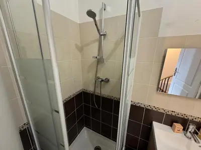 Salle de bains dans l'établissement Appartement lumineux et moderne proche gare