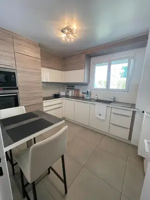 Cuisine ou kitchenette dans l'établissement Appartement avec Parking gratuit sur place
