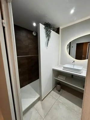 Salle de bains dans l'établissement Appartement avec Parking gratuit sur place