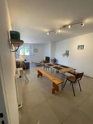 Télévision ou salle de divertissement dans l'établissement Appartement avec Parking gratuit sur place