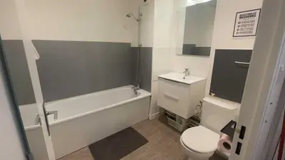 Salle de bains dans l'établissement La Hestia à 2 pas du Château
