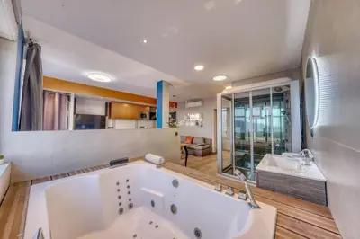 Salle de bains dans l'établissement Suite & Spa - Jacuzzi - Sauna