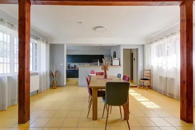 Cuisine ou kitchenette dans l'établissement L'Orée du Bois - Avec Jardin