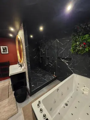 Salle de bains dans l'établissement Love room - Jacuzzi - Salle de jeux complète