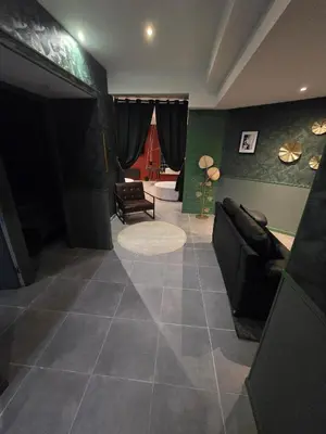 Coin salon dans l'établissement Love room - Jacuzzi - Salle de jeux complète