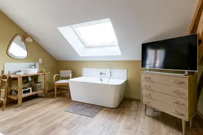 Télévision ou salle de divertissement dans l'établissement L'atelier de Théo - Bain nordique Privé