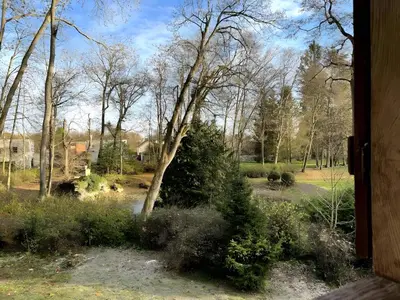 Jardin de l'établissement Charmante demeure au coeur des Bois